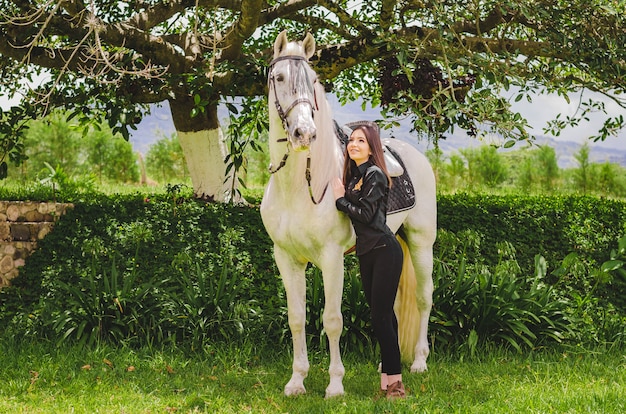 Menina com um cavalo branco