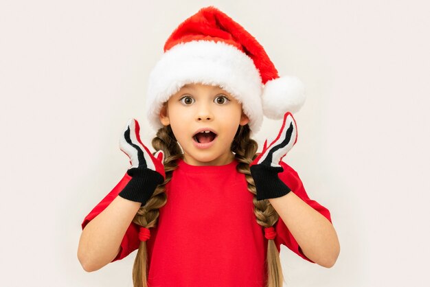 Menina com um chapéu de natal