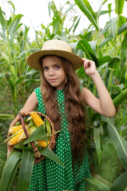 Menina com um chapéu de palha