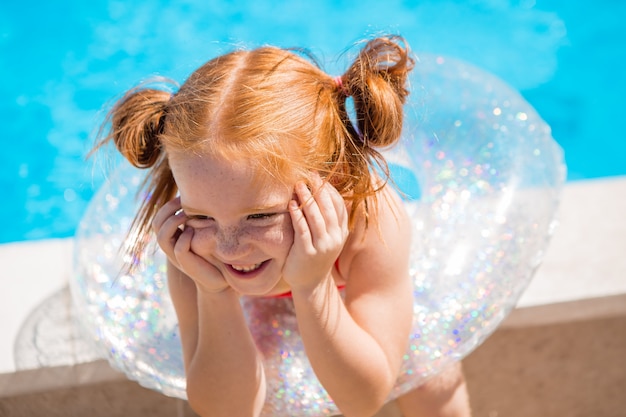 menina com um círculo de natação na piscina