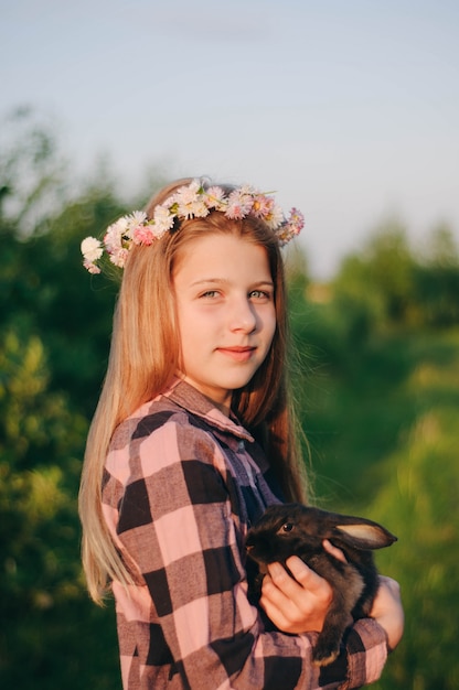 Foto menina com um coelho na mão