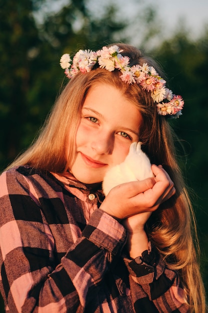 menina com um coelho na mão