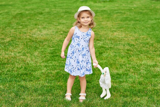 Menina com um coelho no parque