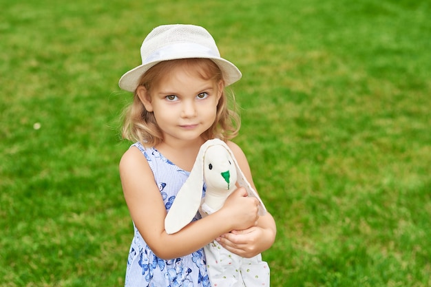 menina com um coelho no parque