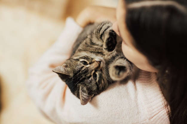 Menina com um gatinho.