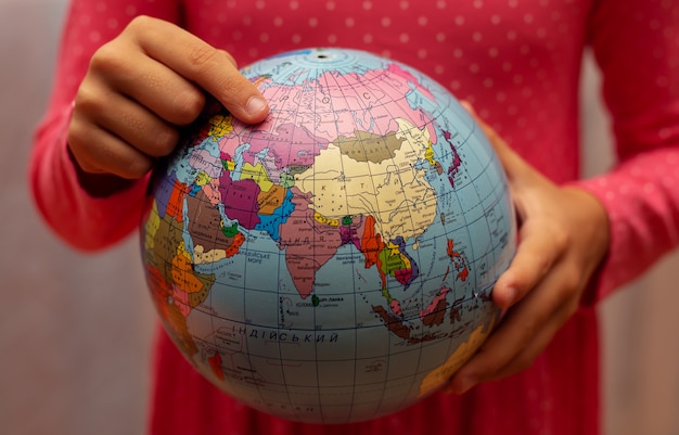 Foto menina com um globo do mundo