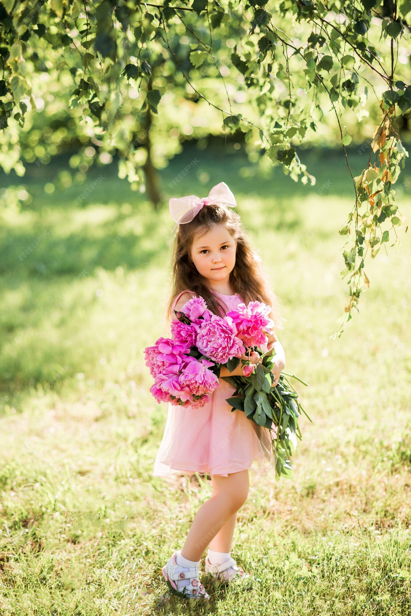 Garota Com Buquê De Peonias. Buquê De Peões. Entrega De Flores No Local De  Trabalho. Menina De Primavera Com Flores. Buquê Como Pr Imagem de Stock -  Imagem de feminilidade, senhora: 172671793