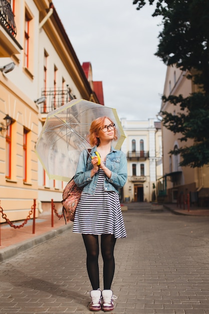 Menina com um guarda-chuva aberto