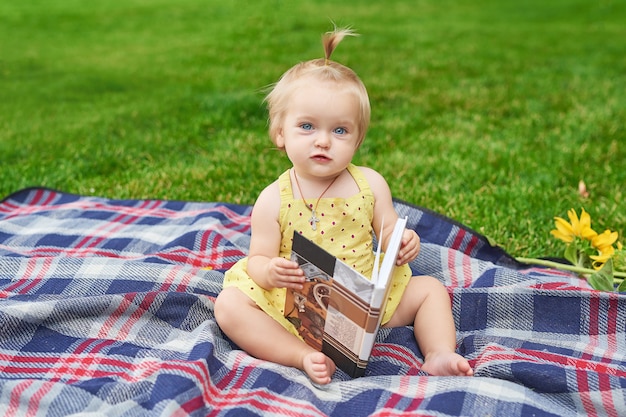 Menina com um livro no parque