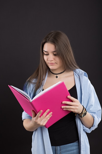 menina com um livro