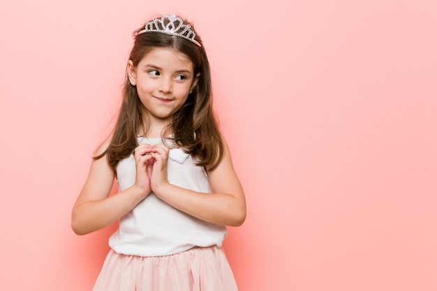 Menina com um olhar de princesa, inventando o plano em mente, criando uma idéia.