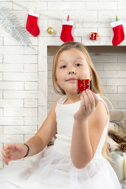 Menina com um presente de natal