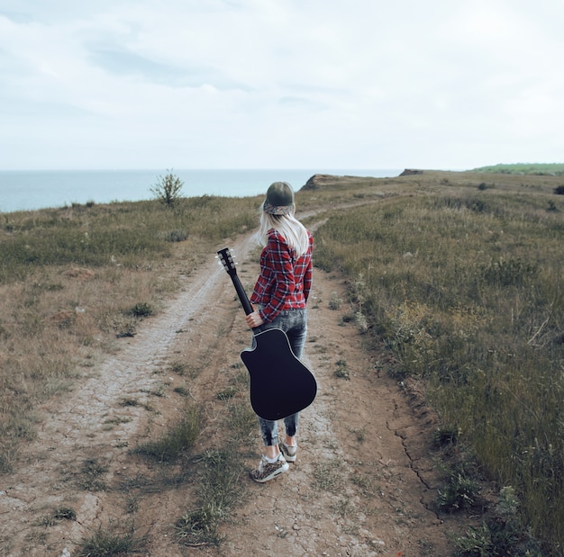 Menina com um violão