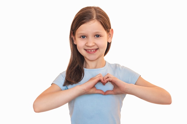 Menina com uma camiseta em um fundo branco