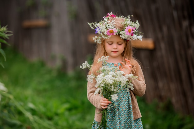 menina com uma coroa de flores na cabeça para passear