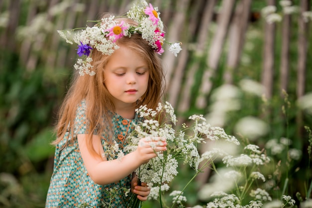 menina com uma coroa de flores na cabeça para passear