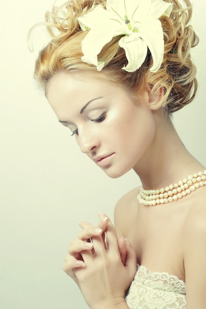 Menina com uma flor no cabelo