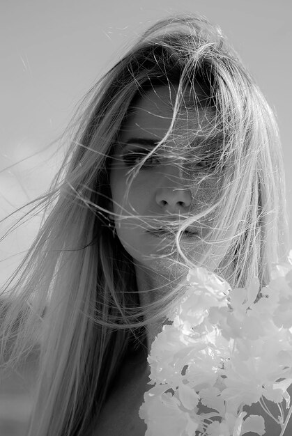 Menina com uma flor no cabelo