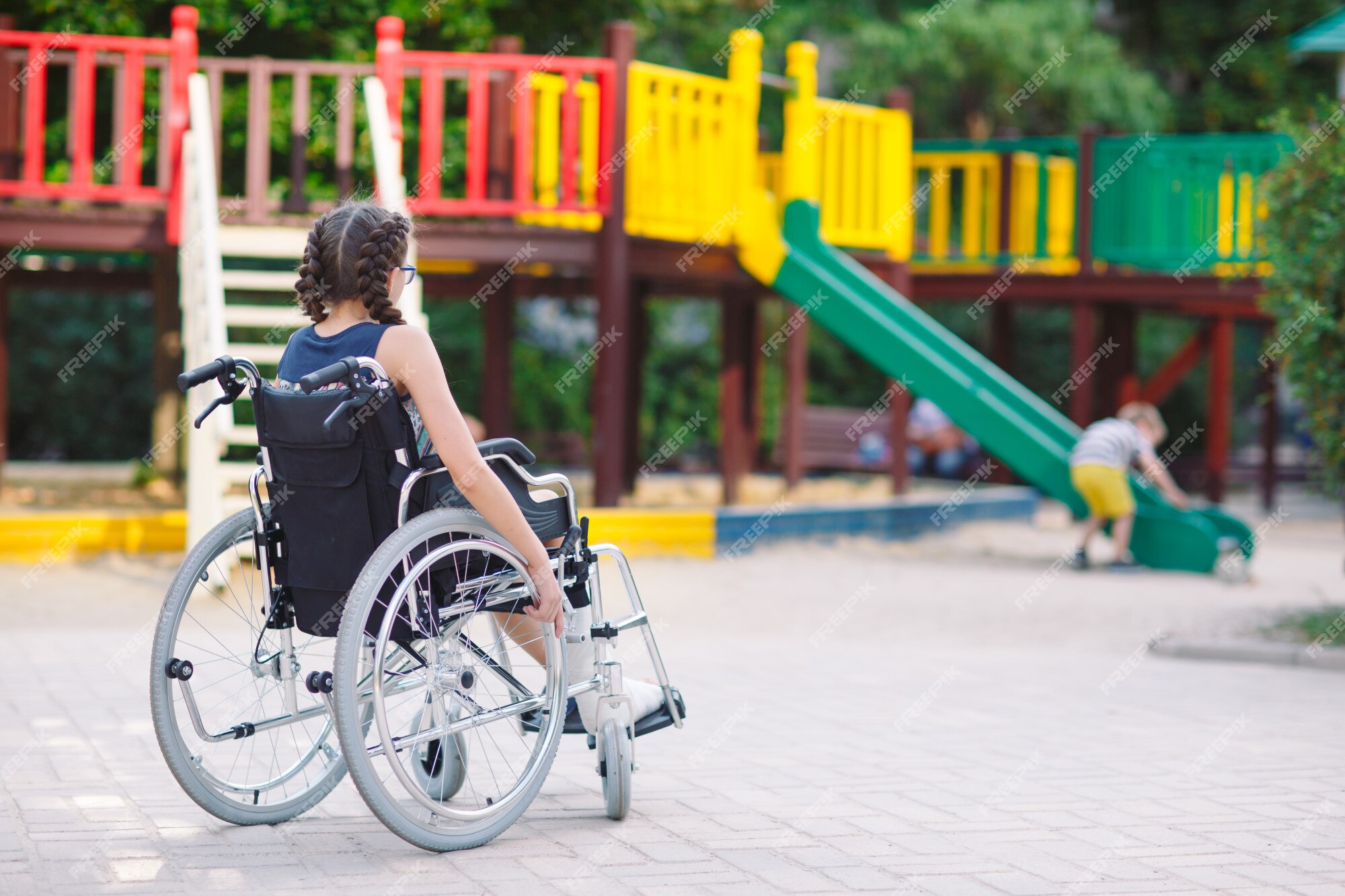 Menina De 9 Anos Parada Em Um Parque Urbano Imagem de Stock - Imagem de  consideravelmente, fofofo: 210420755