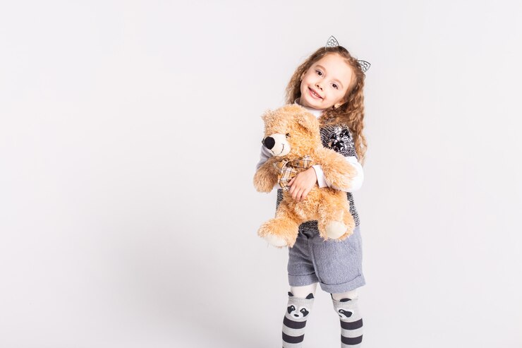 menina com urso de pé em branco