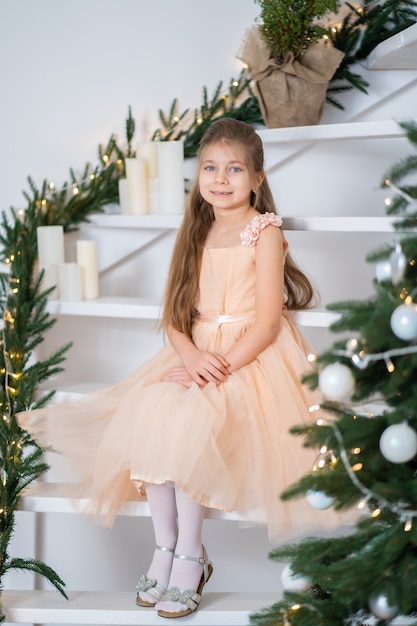 Menina com vestido de princesa celebra o Natal. Conto de fadas mágico de Natal. Infância feliz.