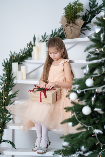 Menina com vestido de princesa celebra o natal