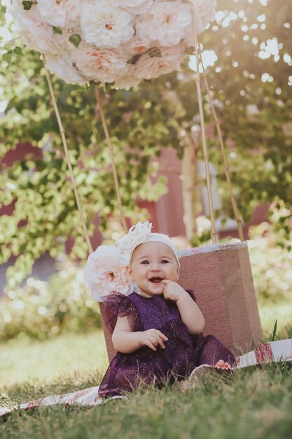 menina com vestido violeta se divertindo no jardim