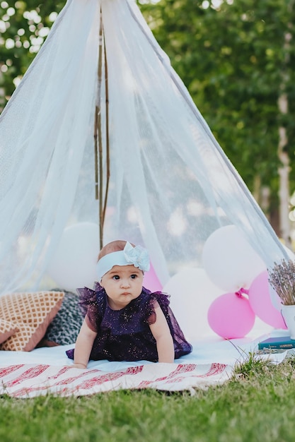 menina com vestido violeta se divertindo no jardim