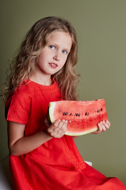Menina come uma melancia nas mãos de adolescente