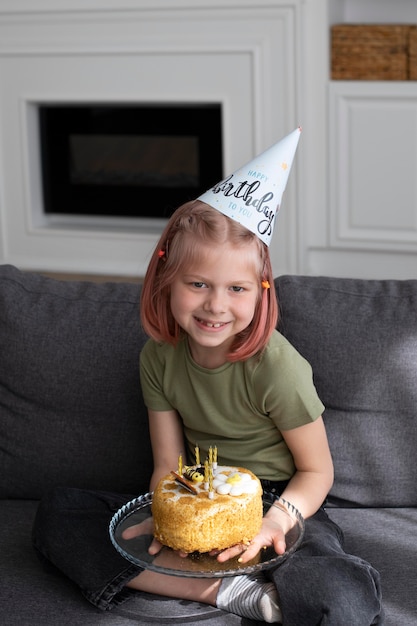 Foto menina comemorando aniversário em casa