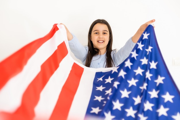 Menina comemorando o dia da independência.