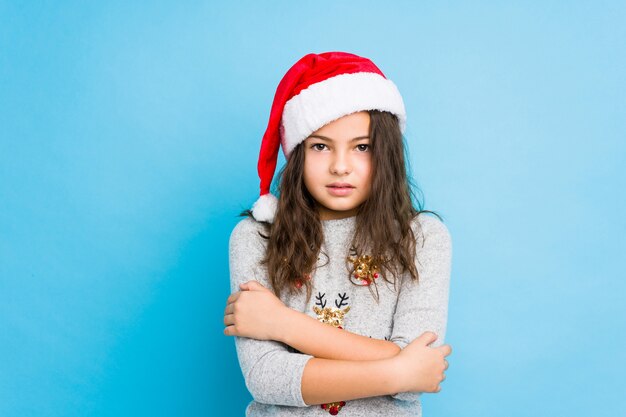 Menina comemorando o dia de Natal, ficando frio devido à baixa temperatura ou uma doença.