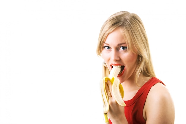 Menina comendo banana