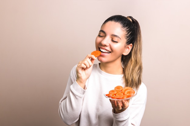 menina comendo cenouras