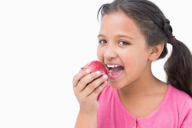 Menina comendo maçã