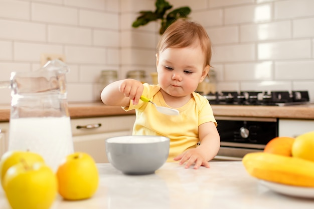 Menina comendo na cozinha