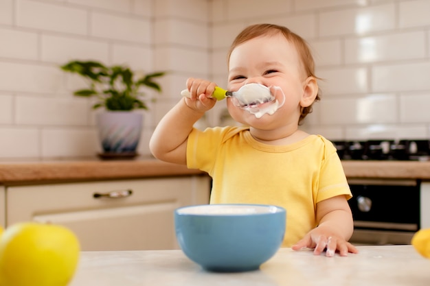 Menina comendo na cozinha