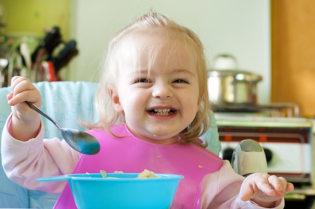 Menina comendo na cozinha