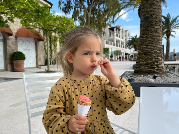 Menina comendo sorvete com uma espátula