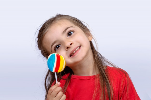 Menina comendo um pirulito