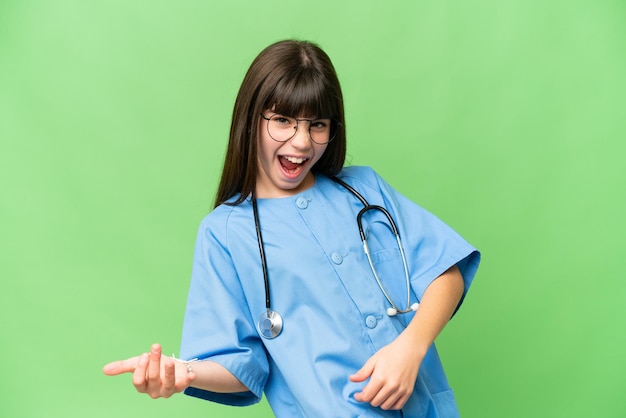 Menina como médica cirurgiã sobre fundo croma isolado fazendo gesto de guitarra