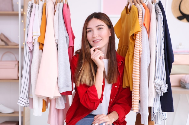 Menina comprando roupas na loja, vendedores de descontos para viciadas em compras