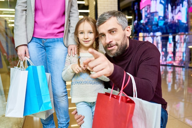 Menina compras com o pai