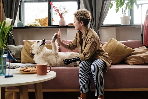 Menina conversando com seu cachorro