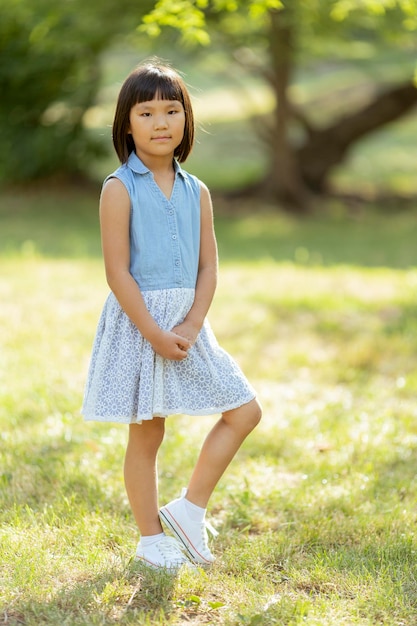 Menina coreana em pé no parque