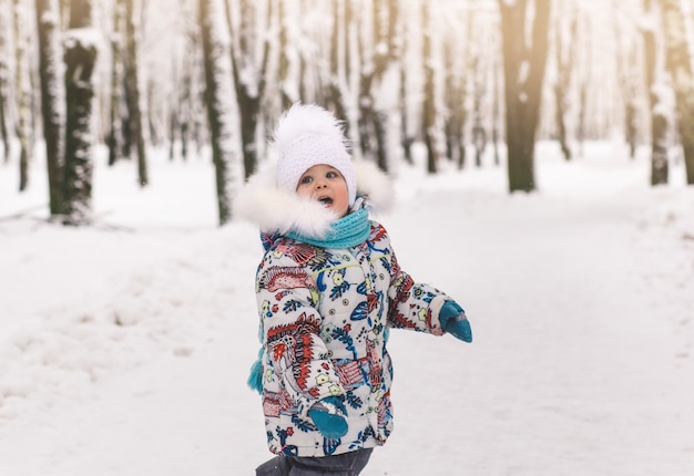 Menina corre no inverno no parque