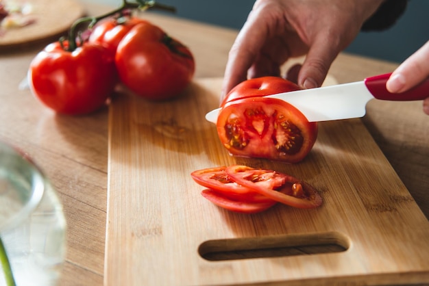 menina cortando o tomate, comida caseira, fundo de cozinha