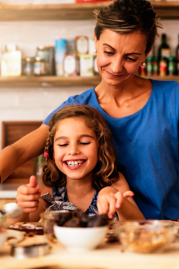 Foto menina cozinhando com a mãe na cozinha. conceito de chef infantil.