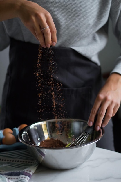 Foto menina cozinhando com chocolate