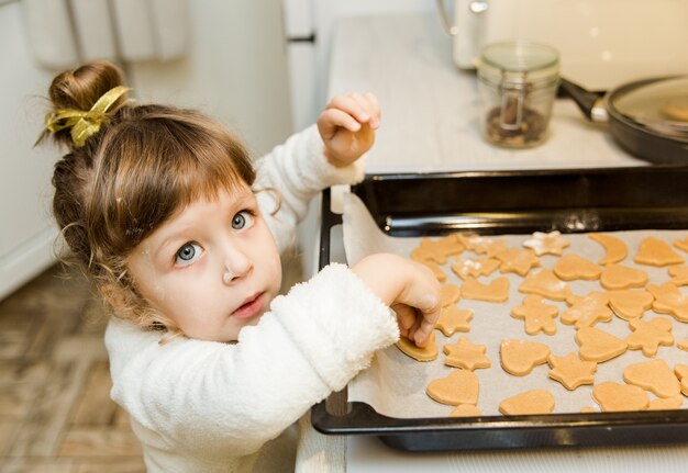 Menina cozinhando na cozinha